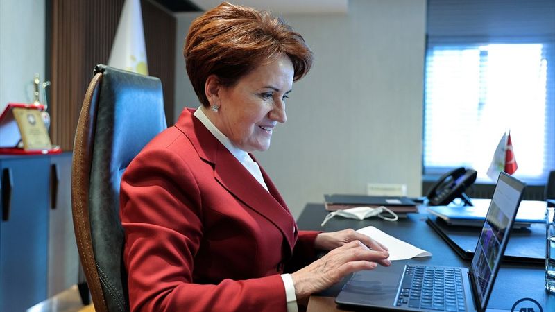Meral Akşener Yılın Fotoğrafları'nı oyladı