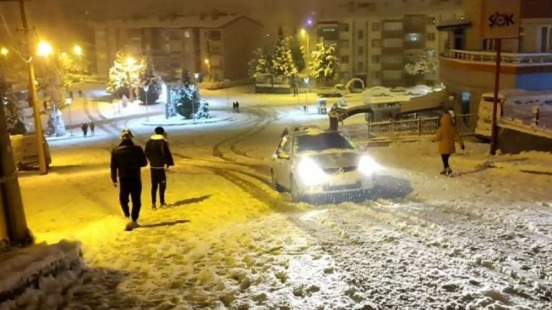 Karabük'te sürücülere zor anlar yaşatan kar, çocukların eğlencesi oldu