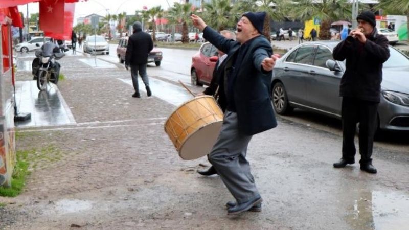Samsun'da bir kişi davul-zurna tutup göbek atarak doların düşmesini kutladı