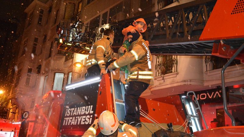 Şişli'de 6 katlı binada yangın