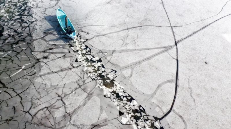 Buz tutan Beyşehir Gölü'nde balıkçıların soğukla mücadelesi