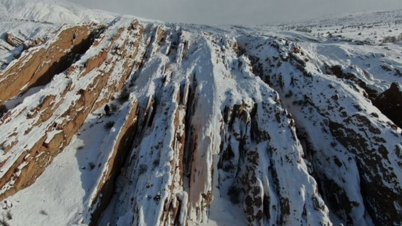 Dünya’daki Mars: Eğribucak kayalıklarına kar yağdı