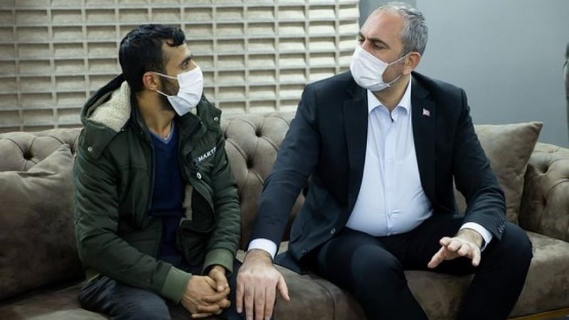 Adalet Bakanı Abdulhamit Gül, pitbull köpeklerin saldırdığı Asiye'nin babası ile görüştü