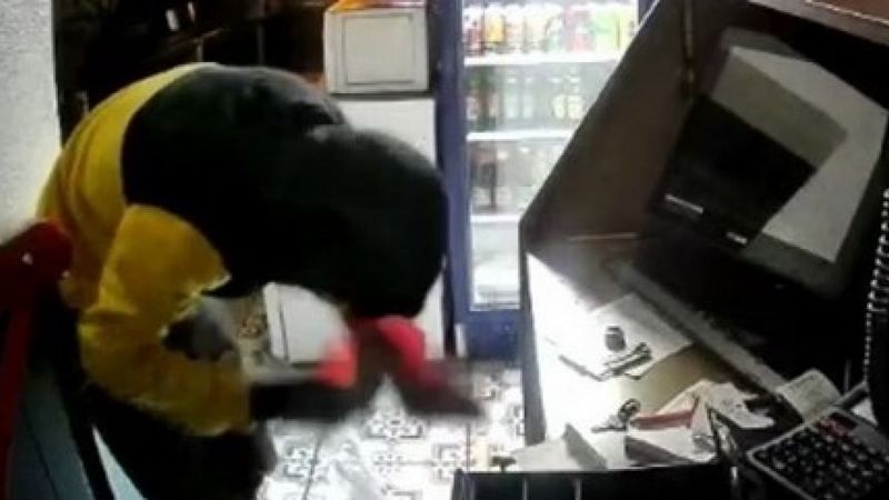 Bursa'da girdiği dükkanda Türk bayrağını öpen hırsız