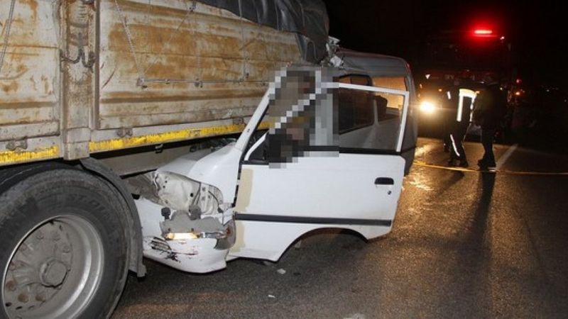 Manisa'da tıra çarpan minibüsteki 2 kişi öldü