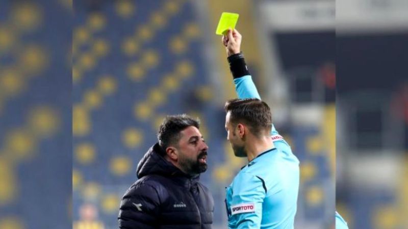 Hakem, sağlık görevlisine sarı kart gösterdi