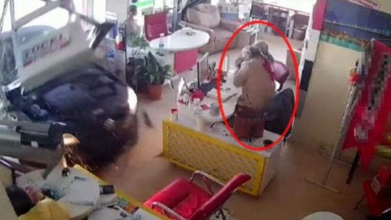 İzmir'de alkollü sürücü polisten kaçarken iş yerine daldı