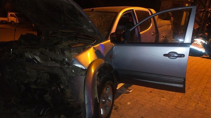 Bursa'da bir otomobil duvara çarptı: 5 yaralı