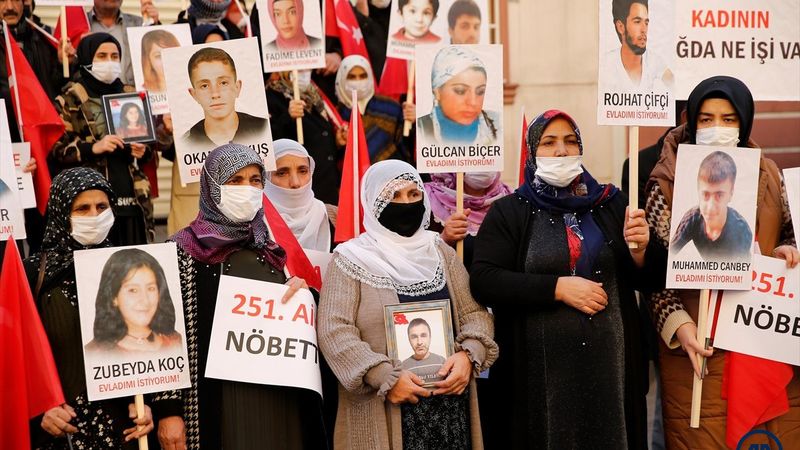 Diyarbakır'da evlat nöbetine bir aile daha katıldı