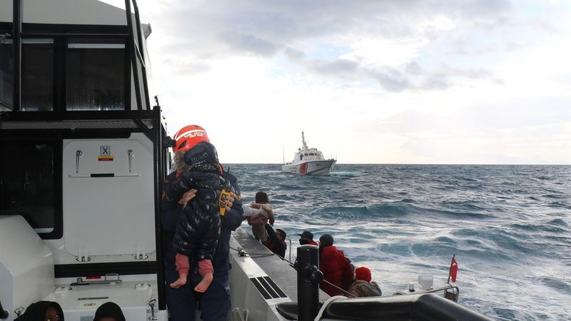 İzmir'de göçmen teknesi battı: 2 ölü