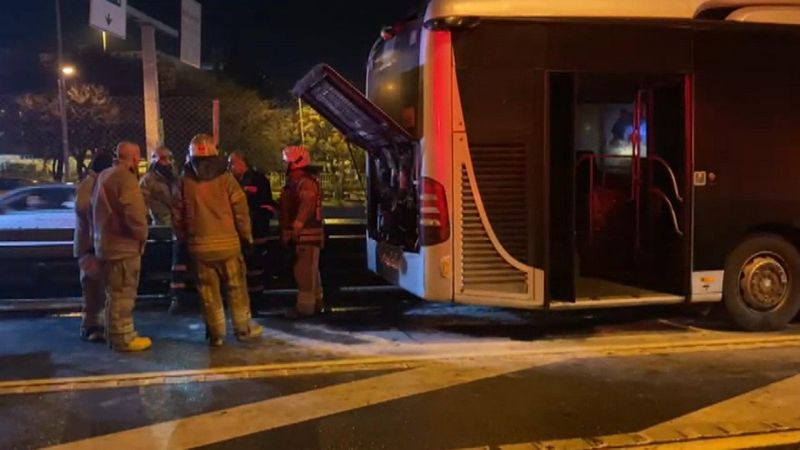İstanbul'da metrobüsün motor kısmında yangın