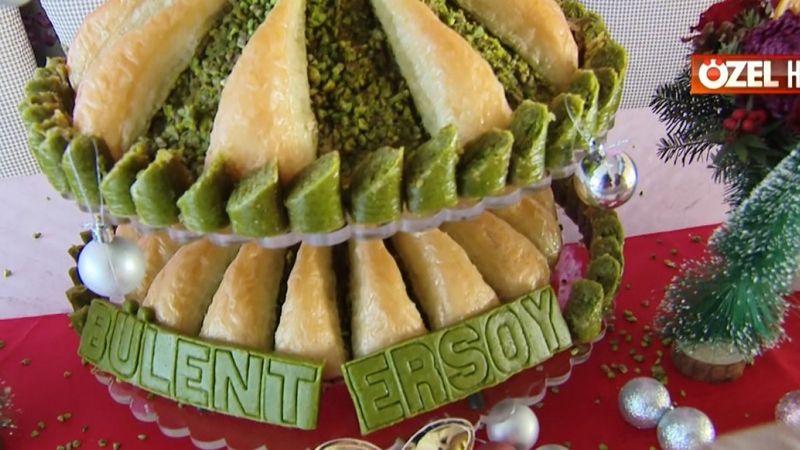 Bolu'da Bülent Ersoy için baklavadan çam ağacı yapıldı