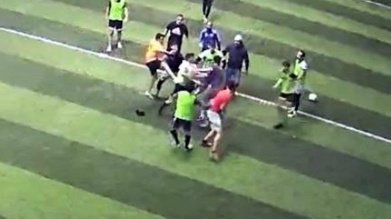 Sakarya’da halı sahada faul yaptı, kavga çıktı