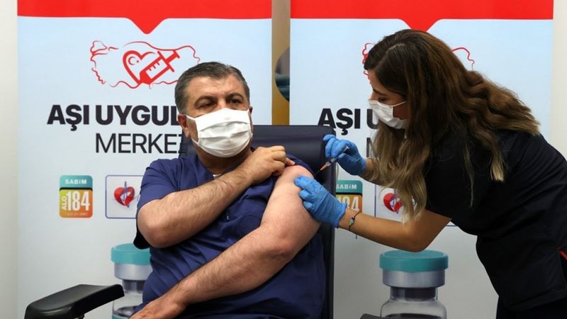 Fahrettin Koca hatırlatma dozunu Turkovac yaptırdı