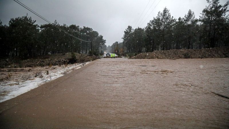 Sağanak yağış Antalya'da hayatı felç etti