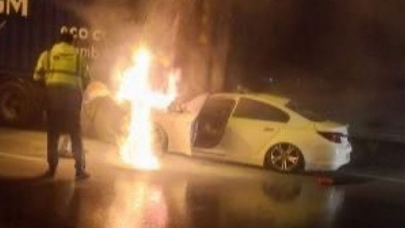 İzmir'de tıra çarpan otomobilin sürücüsü yanarak can verdi