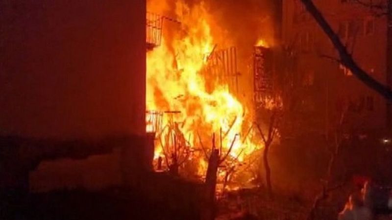 Beyoğlu'nda 3 katlı ahşap binada yangın