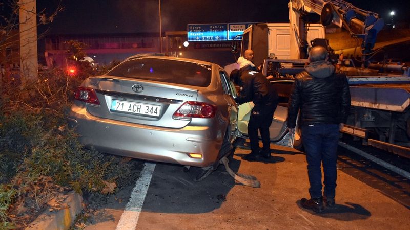 Kırıkkale'de kaza yerini temizleyen 2 işçiye otomobil çarptı