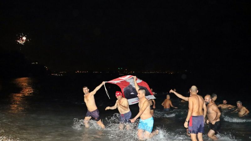 Antalya'da 2022’yi denize girerek karşıladılar