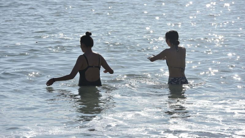 Antalya'da yılın ilk günü deniz keyfi