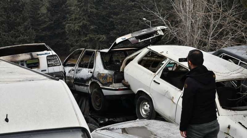 Gaziantep'te yanan hurda otomobilin bagajından erkek cesedi çıktı