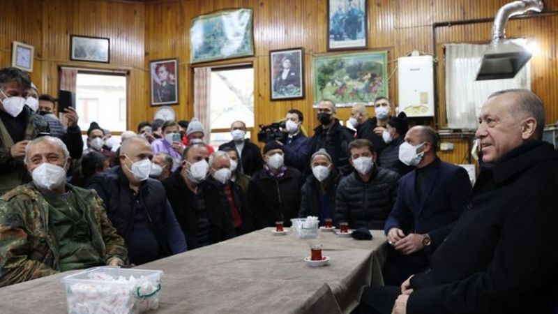 Cumhurbaşkanı Erdoğan'dan Sarıyer’de kıraathane ziyareti