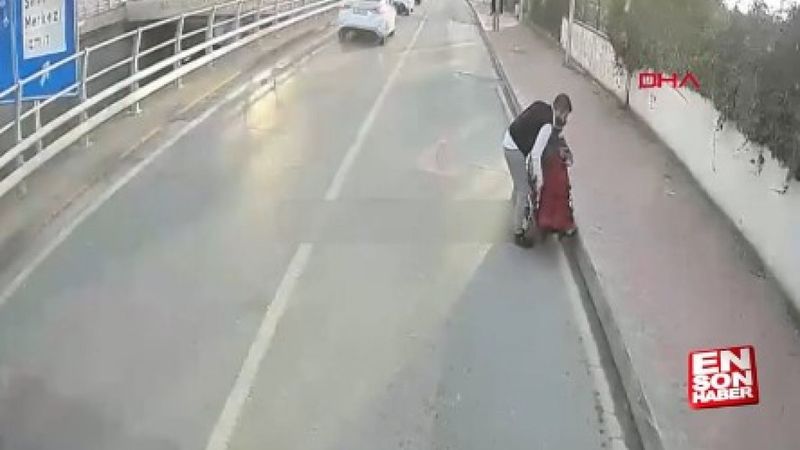 Kocaeli'de otobüs şoförü, ters yönde giden engelliyi kaldırıma çıkardı