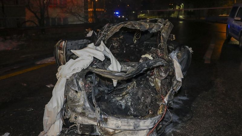 Ankara'da kaza yapıp yanan otomobilin sürücüsü öldü