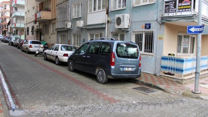 Aydın'da iki sokağın karşılıklı tek yön olması sürücüleri zorluyor