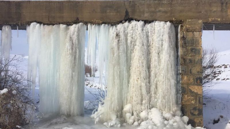 Adana'da dev buz sarkıtları oluştu