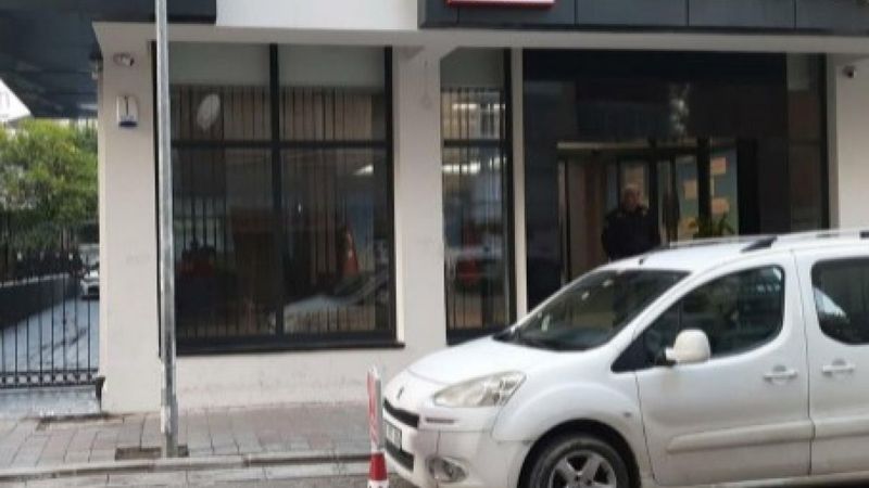 CHP İzmir il binasına gamalı haç çizildi