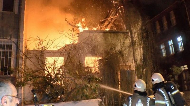 Fatih'te metruk binada çıkan yangın 3 binaya sıçradı