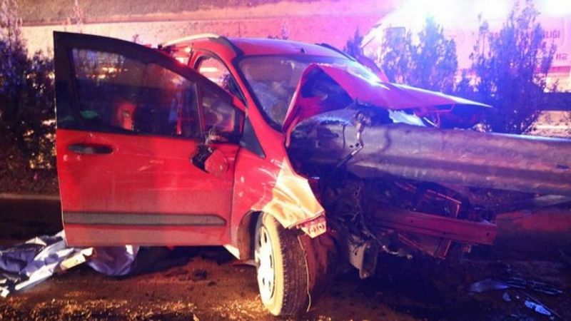 Gaziantep'te otomobil bariyerlere ok gibi saplandı: 1 ölü, 1 yaralı