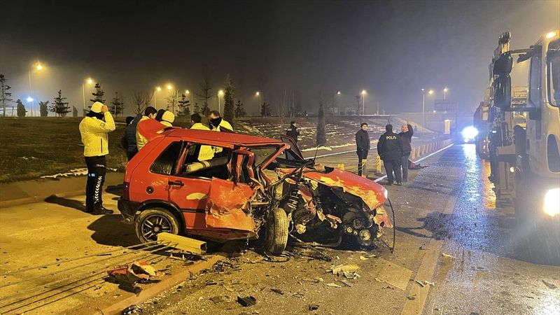 Konya'da çalıntı araçla kaza: 3 yaralı