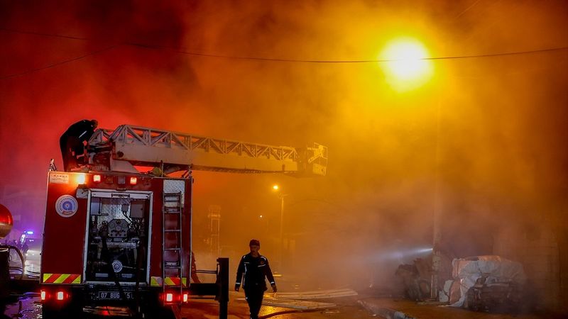 Antalya'da eşyalarını yangından kurtarmak isteyen aile hastanelik oldu