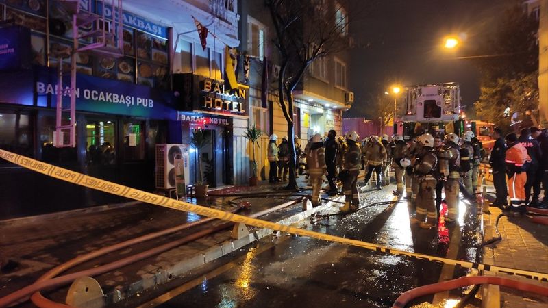 Fatih'te otelde yangın: Mahsur kalan 10 kişi kurtarıldı