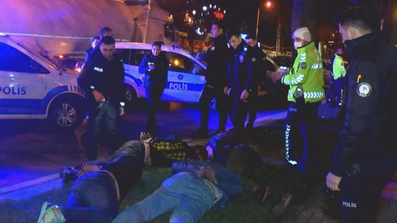 Fatih'te 'dur' ihtarına uymayan alkollü sürücü, polislerin üzerine sürdü: 4 gözaltı