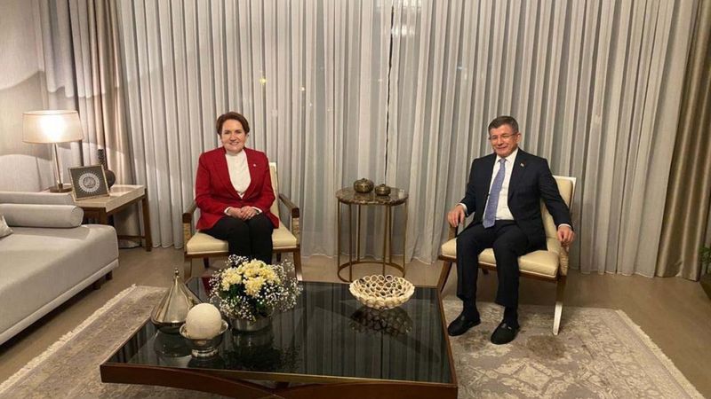 Meral Akşener, Ahmet Davutoğlu'nu ziyaret etti