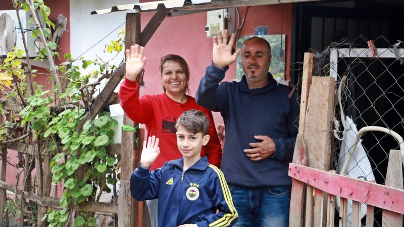 Antalya'da yangında her şeylerini kaybeden ailenin yüzü, yapılan yardımlarla güldü