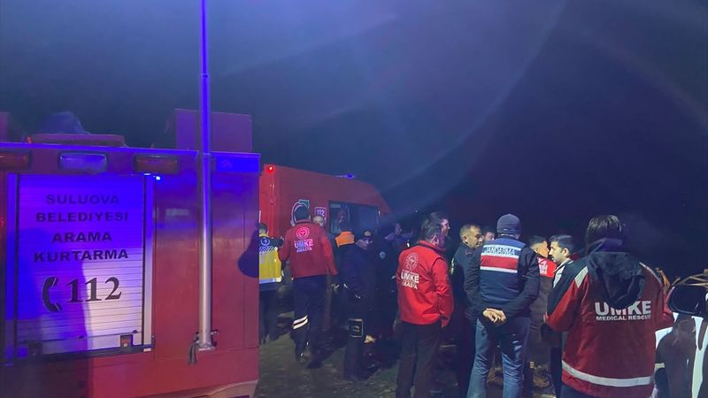 Amasya'da baraj gölünde botları batan 2 kişiden biri kayboldu