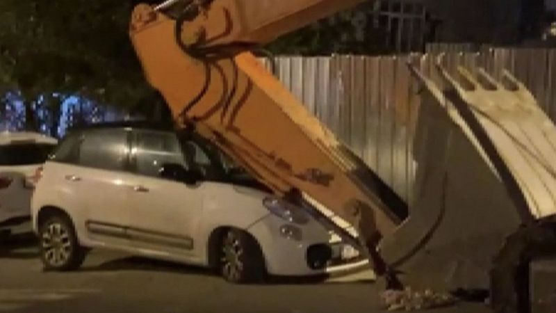 Beşiktaş'ta park halindeki aracın üzerine iş makinasının kepçesi düştü
