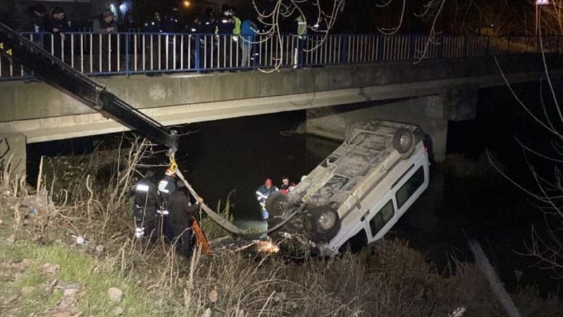 Kocaeli'de dereye düşen minibüsün sürücüsünü itfaiye kurtardı