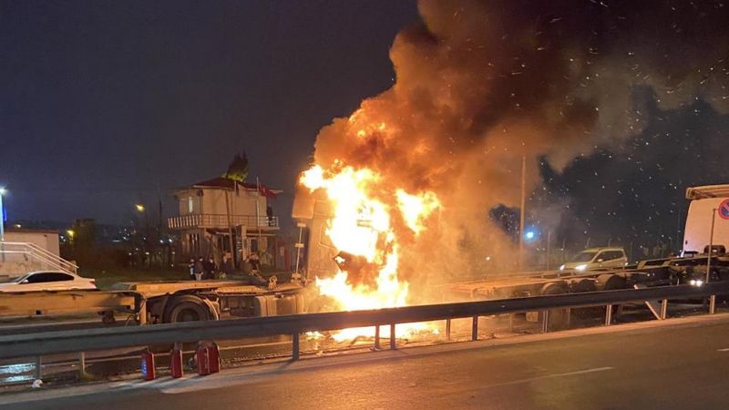 Beylikdüzü’nde işçi servisine çarpmamak için manevra yapan tır, başka bir tıra çarptı