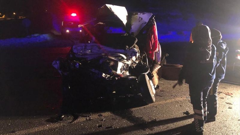 Sivas'ta yolcu otobüsü ile kamyonet çarpıştı: 2 ölü 19 yaralı