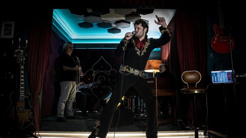 Müzik tutkunu diş hekimi, stüdyosunda Elvis Presley şarkılarını seslendiriyor