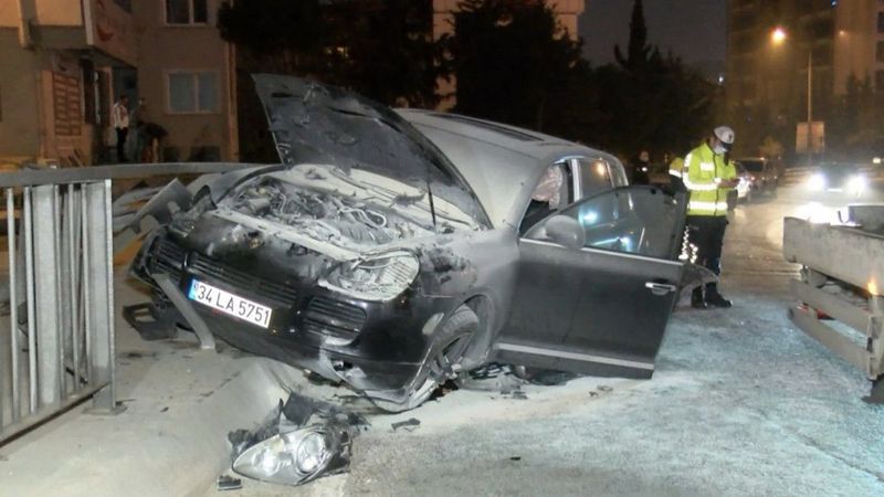 Üsküdar'da bariyere çarpan cipte yangın çıktı