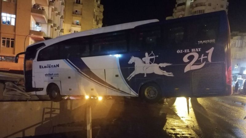 Mersin'de bariyeri aşan yolcu otobüsü köprüde asılı kaldı