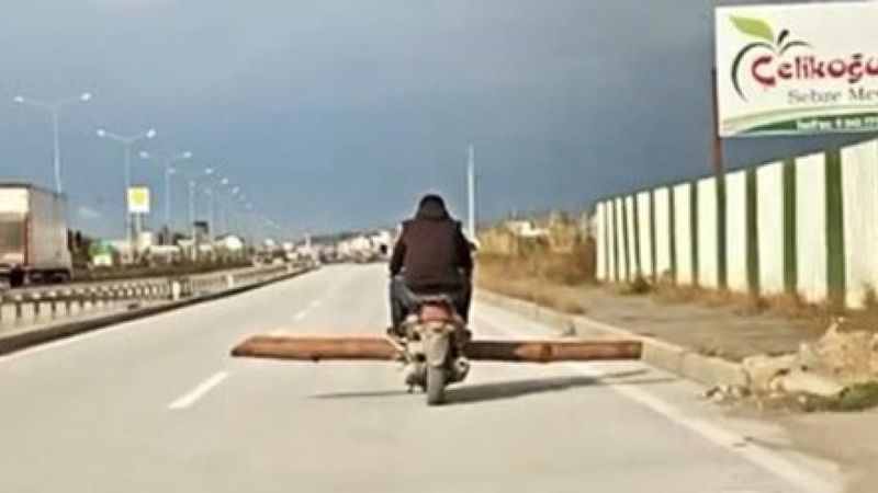 Antalya'da motosikletinde tomruk taşıyan sürücü kamerada
