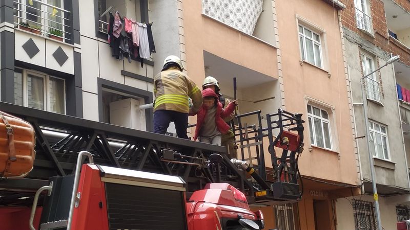 Küçükçekmece’de çakmakla oyun yangın çıkardı