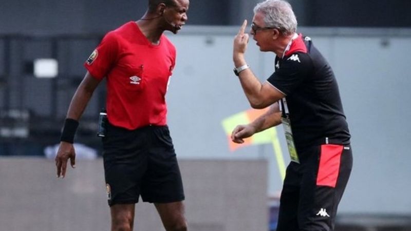 Afrika'da hakem maçı 2 kez bitirdi, futbolcular oynamayı reddetti